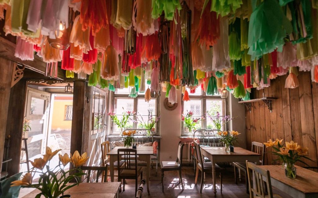 A view of restaurant decor | Prepare Your Restaurant For The Holiday Seasons