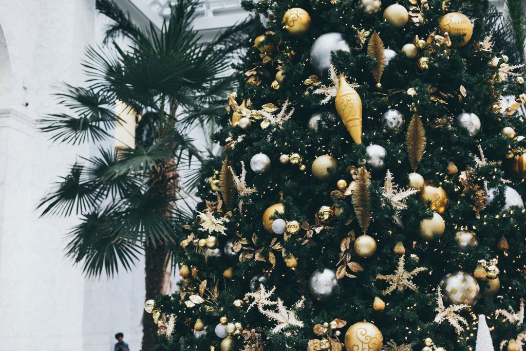 Christmas restaurant decoration can increase your restaurant footfall. Know how to deck up your restaurant. 